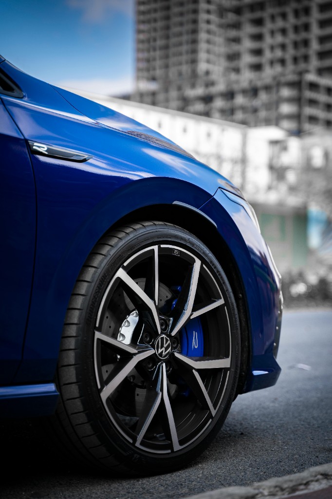 Volkswagen Golf R blue alloy wheel